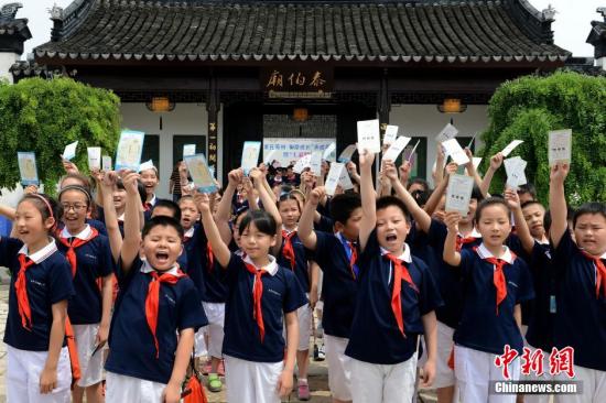 資料圖：來自蘇州市東中市實驗小學(xué)的一百多位學(xué)生走進泰伯廟，通過答題、素質(zhì)拓展訓(xùn)練等寓教于樂的方式，探秘具有千年歷史的泰伯廟，感受當(dāng)?shù)貧v史文化。<a target='_blank' href='http://www.chinanews.com/'>中新社</a>發(fā) 王思哲 攝