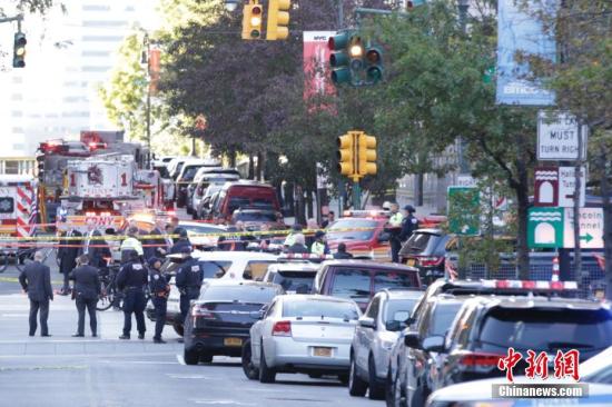 大量警力聚集在紐約曼哈頓西側(cè)快速路卡車撞人恐怖襲擊現(xiàn)場。 <a target='_blank' href='http://www.chinanews.com/'>中新社</a>記者 廖攀 攝