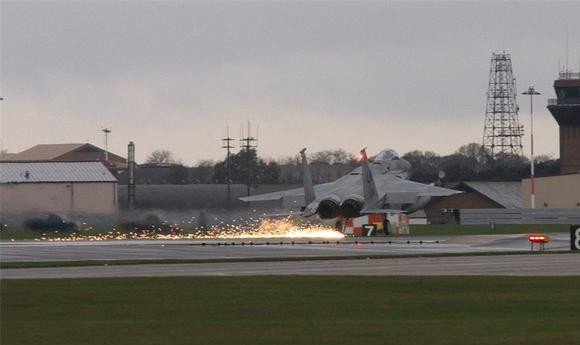 日本自衛(wèi)隊F-15戰(zhàn)斗機緊急著陸 因飛行員腿麻了