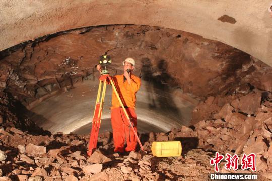 圖為中鐵十二局集團(tuán)技術(shù)人員在精確測(cè)量貫通誤差 鄧伯科 攝