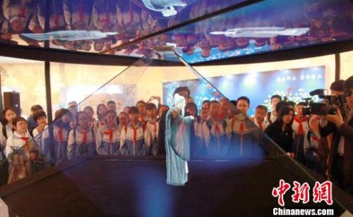 資料圖：2017年4月4日，多位古今文化名人依靠全息投影技術“現(xiàn)身”中華世紀壇。 中華世紀壇供圖