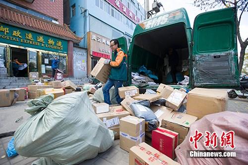 資料圖：物流工作人員正在分揀快遞。<a target='_blank' href='http://www.chinanews.com/'>中新社</a>記者 張云 攝