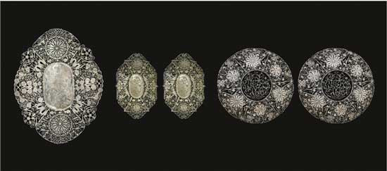 累絲鏤空盤 A Set of Filigree Openwork Plates 民國 大菱形 長：20cm；寬：15.6cm；重：136g 小菱形 長：14.5cm；寬：10cm；重：57g、61g 圓形款 口徑：16.4cm；重：110g、108g