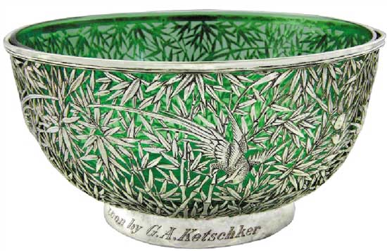 竹葉紋鏤空琉璃大碗   Glass bowl with Openwork Silver Base with Bamboo Leaf Design   晚清 通高：10.6cm；口徑：20.6cm；底徑：11.5cm；銀托重：463g；琉璃重：806g 款識：怡安，WH，90   收藏界素有“貨高一等，價高十倍”的說法，晚清是中國外銷銀器種類最多、數(shù)量最豐富的時期，激烈的競爭使銀匠在工藝和設(shè)計上都下足功夫，創(chuàng)造出各種精品。這件竹葉紋鏤空琉璃大碗鑲邊，弧壁，深腹，圈足，運用鏤空工藝通體鏤雕竹林，在其中還鏤雕一鳥穿梭于林間，碗底鏤空形成錢幣紋樣，寓意財源廣進(jìn)。此碗工藝固然精湛，但銀匠的創(chuàng)造力更讓人贊嘆，在內(nèi)部配以一綠色琉璃碗，結(jié)合銀碗的竹林造型產(chǎn)生綠影流動、生機盎然之感，令人賞心悅目。巧妙的搭配也使得這件銀碗成為了同種器物中不可多得的精品。