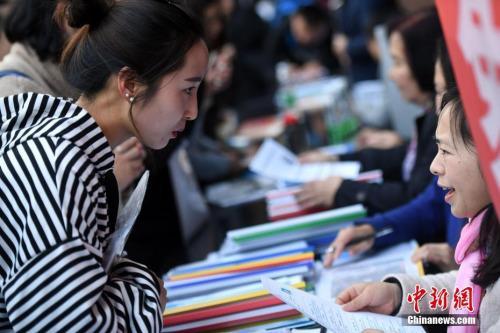 資料圖：招聘會(huì)現(xiàn)場(chǎng)在洽談的雙方。<a target='_blank' href='http://www.chinanews.com/'>中新社</a>記者 李進(jìn)紅 攝