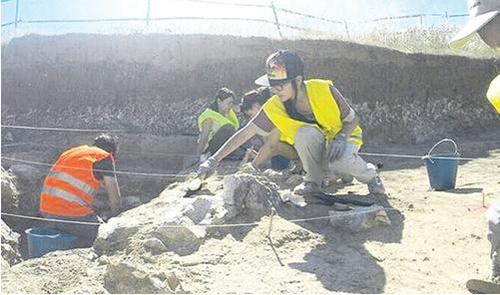 趙曉嫻(中)在西班牙馬德里市郊區(qū)Los Ahijones 舊石器遺址進行挖掘