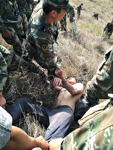 今年5月10日上午9時(shí)10分，越獄8天后的張林蒼在昆明市嵩明縣小藥靈山被抓。圖/警方供圖