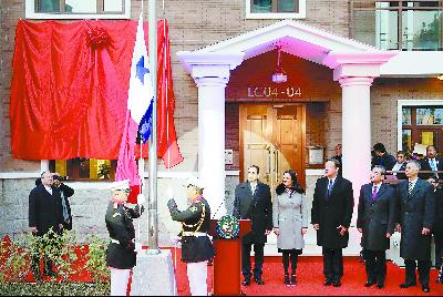 16日，巴拿馬總統(tǒng)巴雷拉(右三)與中國外長王毅(右二)在北京共同出席巴拿馬駐華使館開館儀式。