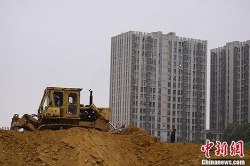 10月11日，一樓盤土地上推土機(jī)正在作業(yè)。<a target='_blank' href='http://www.chinanews.com/'>中新社</a>記者 楊華峰 攝