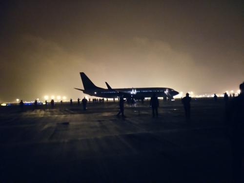11月13日21時56分，湖南長沙，南方航空公司CZ6406航班在歷經(jīng)空中火警事件后，緊急備降長沙黃花機場。乘客陳誠供圖