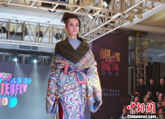 “蝴蝶媽媽的世界——2017雷山苗族服飾高級定制專場秀”現(xiàn)場。　李婧 攝
