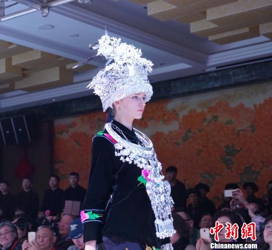 “蝴蝶媽媽的世界——2017雷山苗族服飾高級定制專場秀”現(xiàn)場?！±铈?攝