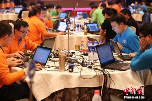 資料圖：參賽選手進行網(wǎng)絡(luò)攻防戰(zhàn)，全面提高國家網(wǎng)絡(luò)安全防護和對抗能力。<a target='_blank' href='http://www.chinanews.com/'>中新社</a>記者 張遠(yuǎn) 攝