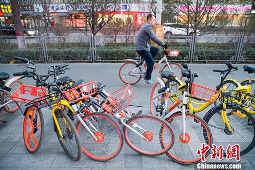 資料圖：山西太原，民眾正在使用共享單車。<a target='_blank' href='http://www.chinanews.com/'>中新社</a>記者 張?jiān)?攝