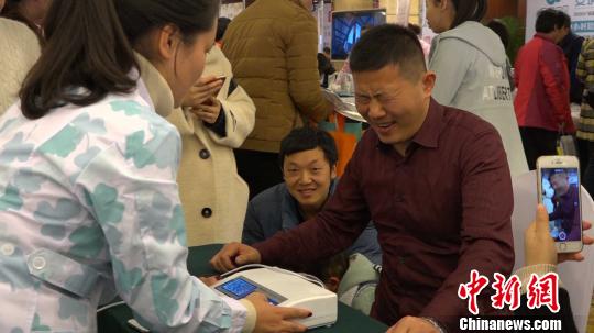 成都首屆孕博會落幕準(zhǔn)爸爸爭相體驗?zāi)M“分娩陣痛”