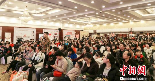 孕博會吸引了不少準(zhǔn)媽媽前來參與?！＄娦?攝