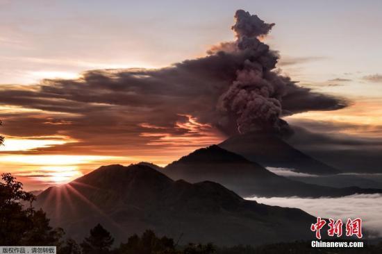 當?shù)貢r間11月27日，印度尼西亞巴厘島阿貢火山日前接連噴發(fā)，當?shù)孛癖姾彤斁侄紝Υ颂岣呔琛Ｓ捎谟性侔l(fā)噴發(fā)可能，印尼當局27日將阿貢火山的警戒級別從三級別調(diào)高至最高的四級。