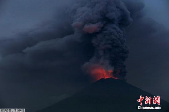 印尼國家災(zāi)害管理局今天將阿貢火山噴發(fā)警戒升至最高級別第4級。撤離區(qū)從火山周圍的6至7.5公里，擴大到10公里。