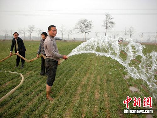 資料圖：農(nóng)民春節(jié)期間在田間澆麥抗旱。