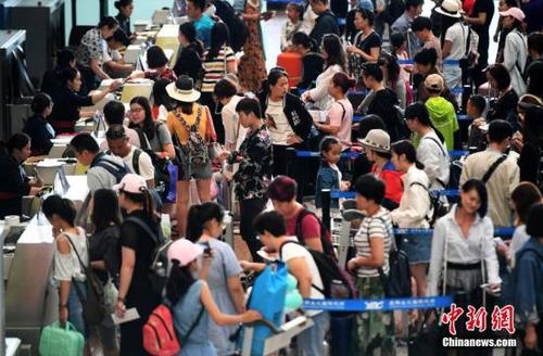 資料圖：昆明長水國際機場候機廳里辦理登機手續(xù)的旅客。<a target='_blank' href='http://www.chinanews.com/'>中新社</a>記者 李進紅 攝