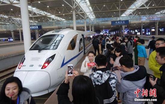 首發(fā)列車吸引乘客和媒體人。 劉忠俊 攝