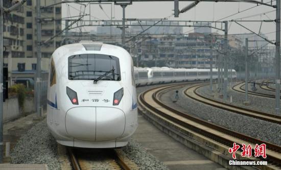 西安至成都首發(fā)列車駛離綿陽火車站，開往成都。劉忠俊 攝