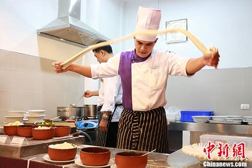 8月21日，由中國(guó)駐泰國(guó)孔敬總領(lǐng)事館與泰國(guó)孔敬大學(xué)孔子學(xué)院聯(lián)合主辦的“中國(guó)廚房”在孔敬孔子學(xué)院開幕，首屆“食全食美”中國(guó)美食文化節(jié)活動(dòng)也同時(shí)舉行，為中泰文化交流搭建起一個(gè)新平臺(tái)。 <a target='_blank' href='http://www.chinanews.com/'>中新社</a>記者 胡琳 攝