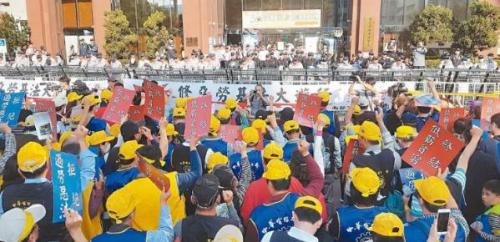 　高雄3萬勞工大游行抗議臺當(dāng)局“過勞死”修正案 。(圖片來源：臺灣《聯(lián)合報》)