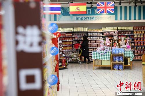 資料圖：前11個(gè)月，中國(guó)貨物貿(mào)易進(jìn)出口總值25.14萬(wàn)億元，同比增長(zhǎng)15.6%。其中，出口13.85萬(wàn)億元，同比增長(zhǎng)11.6%；進(jìn)口11.29萬(wàn)億元，同比增長(zhǎng)20.9%。 <a target='_blank' href='http://www.chinanews.com/'>中新社</a>記者 張?jiān)?攝