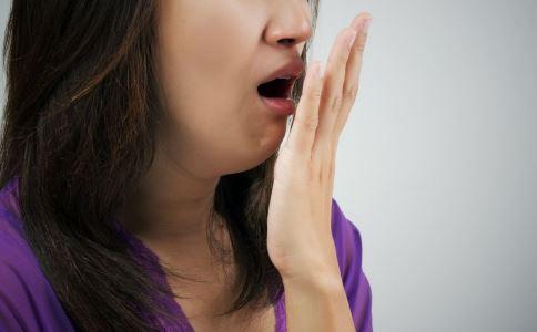 產(chǎn)生口臭的原因是什么 女性口臭怎么辦 女性口臭吃什么擺脫尷尬