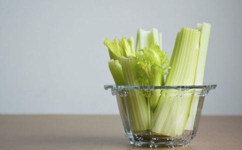 產(chǎn)生口臭的原因是什么 女性口臭怎么辦 女性口臭吃什么擺脫尷尬