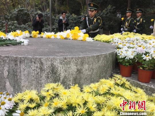 南京北極閣大屠殺叢葬地悼念現(xiàn)場?！≈鞎苑f 攝