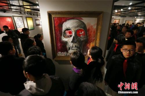 圖為學生觀看展覽。 <a target='_blank' href='http://www.chinanews.com/'>中新社</a>記者 富田 攝