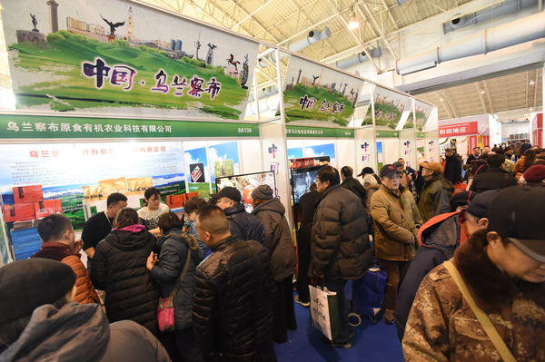 參觀烏蘭察布展特色產(chǎn)品展的北京市民排起了長隊