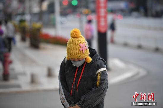 12月16日，寒風(fēng)中的市民。 <a target='_blank' href='http://www.chinanews.com/'>中新社</a>記者 劉冉陽(yáng) 攝