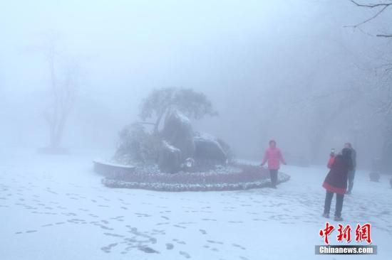 受強(qiáng)冷空氣影響，12月16日清晨，江西廬山風(fēng)景區(qū)降下2017年入冬第一場(chǎng)雪。 吳健 攝