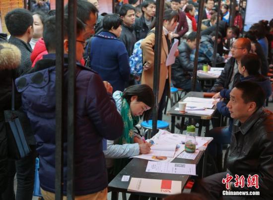 資料圖：在武漢市納杰人才市場招聘會上，擠滿了前來應聘的求職者。<a target='_blank' href='http://www.chinanews.com/'>中新社</a>記者 張暢 攝