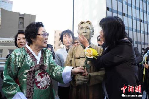 資料圖：當?shù)貢r間9月22日，美國舊金山市圣瑪麗廣場，慰安婦雕像揭幕儀式隆重舉行，這也是美國主要大城市第一座慰安婦雕像。圖左為89歲的韓國慰安婦幸存者李榮洙。 <a target='_blank' href='http://www.chinanews.com/'>中新社</a>記者 劉丹 攝