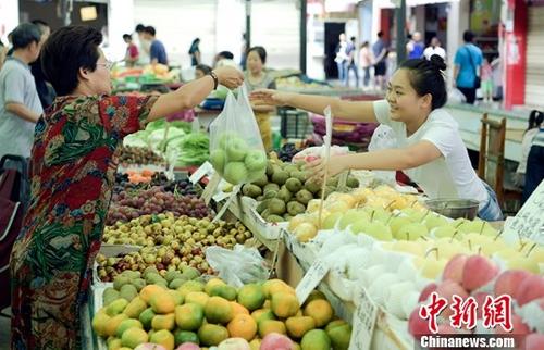 資料圖：民眾正在購買水果。<a target='_blank' href='http://www.chinanews.com/'>中新社</a>記者 劉忠俊 攝