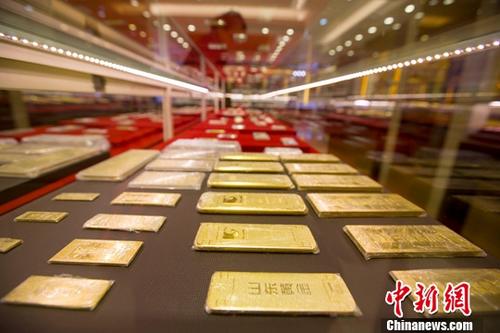 11月1日，山西太原，金店工作人員正在清點金條。當(dāng)日，中國黃金協(xié)會發(fā)布的數(shù)據(jù)顯示，2017年前三季度，中國黃金消費同比增長15.49%。今年前三季度中國黃金實際消費量815.89噸，與去年同期相比增長15.49%。金條銷售繼續(xù)保持大幅增長，前三季度消費222.07噸，同比增長44.45%；黃金首飾銷售再次回暖，前三季度銷售503.87噸，同比增長7.44%。<a target='_blank' href='http://www.chinanews.com/'>中新社</a>記者 張云 攝