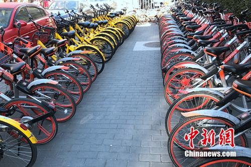 資料圖，摩拜和ofo單車在路邊整齊停放。<a target='_blank' href='http://www.chinanews.com/' >中新網</a> 吳濤 攝