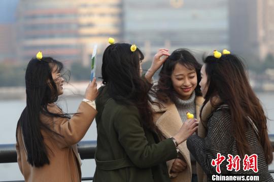 上海中心氣象臺掛出了大風(fēng)藍(lán)色預(yù)警，女孩們的頭發(fā)在風(fēng)中凌亂?！埡鄠?攝