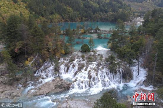 圖為震后新景觀--雙龍海瀑布。 圖片來源：視覺中國