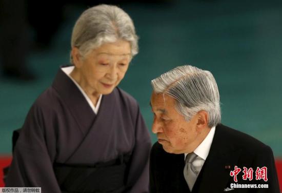 8月15日，日本迎來戰(zhàn)敗70周年紀(jì)念日即“二戰(zhàn)”宣布無條件投降70周年。當(dāng)?shù)貢r間中午12時，由日本政府主辦的“全國戰(zhàn)歿者追悼儀式”在東京都千代田區(qū)的日本武道館舉行。日本天皇皇后和首相安倍晉三等政府人員，以及5525名遺族參加此次追悼儀式，為在戰(zhàn)爭中喪生的約310萬人祈福，并再次起誓和平。