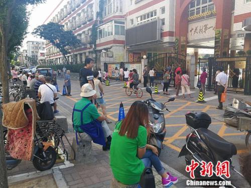 資料圖：中關(guān)村一小門外等候接孩子的家長。<a target='_blank' href='http://www.chinanews.com/' >中新網(wǎng)</a>記者 張尼 攝