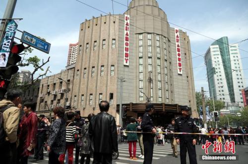 資料圖：今年4月，上海百樂門對外限時免費參觀，此舉引來眾多民眾排隊爭睹“遠東第一樂府”的風采。 中新社記者 湯彥俊 攝