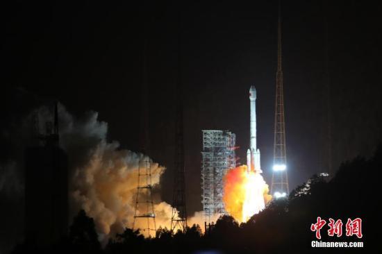 11月5日，中國(guó)在西昌衛(wèi)星發(fā)射中心用長(zhǎng)征三號(hào)乙運(yùn)載火箭，以“一箭雙星”方式成功發(fā)射第24顆、第25顆北斗導(dǎo)航衛(wèi)星，開(kāi)啟北斗衛(wèi)星導(dǎo)航系統(tǒng)全球組網(wǎng)新時(shí)代。
中新社發(fā) 王玉磊 攝