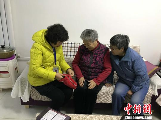 山西太原“女兒團”：敲門“敲”出老人的幸福感