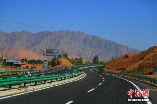 資料圖：青海循隆高速公路建成通車，青海循化撒拉族自治縣結(jié)束了沒有高速公路的歷史。 韓龍 攝