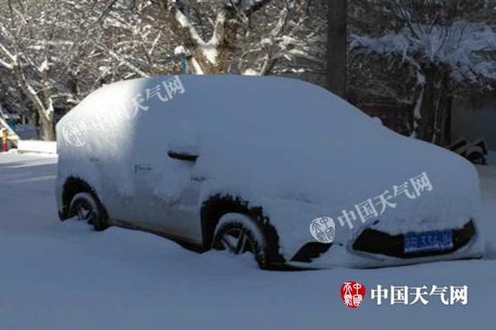 昨天上午，烏魯木齊積雪達(dá)36厘米，汽車(chē)輪胎被淹沒(méi)一半。（圖/葉春雷）